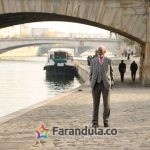 Morgan Freeman camina a lo largo del río en París, Francia (National Geographic – Ben Shearin)