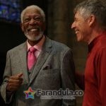 Morgan Freeman ríe junto a Julio Bermúdez en la catedral de Chartres. (National Geographic- Maria Bohe)