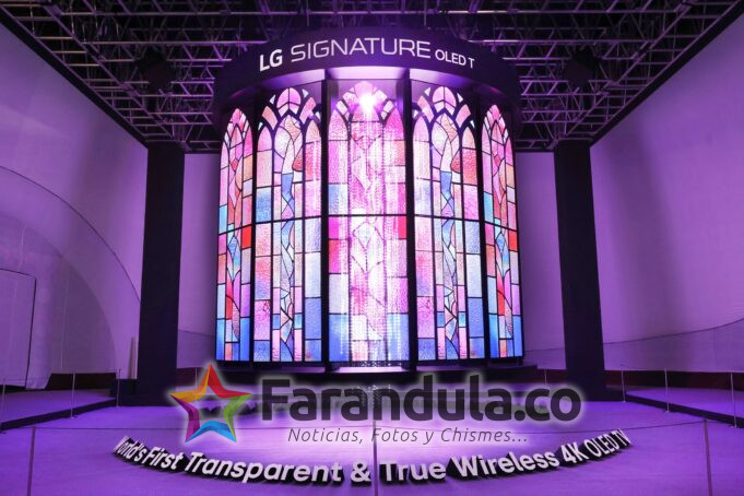 LG sorprende a los líderes mundiales en el Apec 2025 con un gran candil de medios hecho de tv oled transparentes