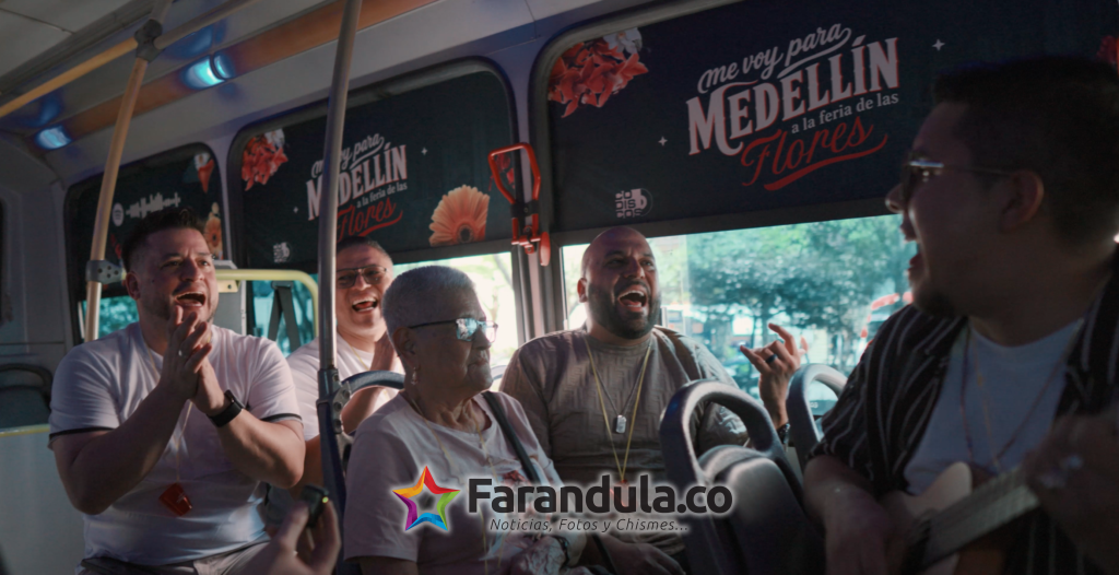 Medellín arrancó la Feria de las Flores con un concierto sorpresa de El Combo de las Estrellas a bordo de un bus 1