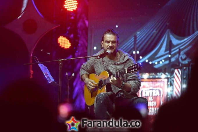 Ricardo Arjona viaja de Bogotá a Buenos Aires a sorprender a sus fans en un circo